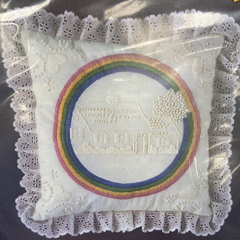 VTG Candlewick and Stitch Pillow Kit DS15 Rainbow Hearts & House 14" Square New - Picture 3 of 5